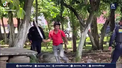 Guatemalan police surround and disarm machete welding man