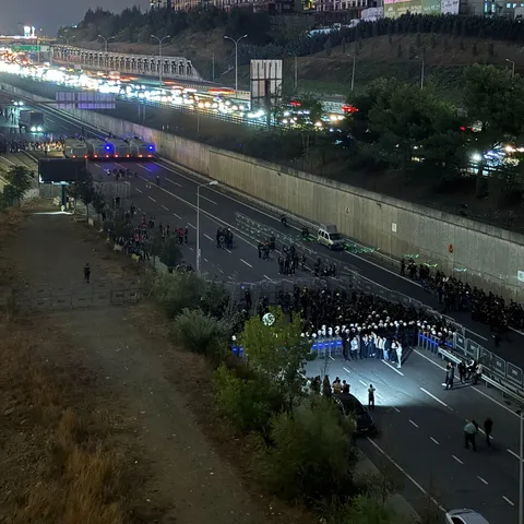 CHP Istanbul Provincial Party Headquarters is under siege by hundreds of riot police, with all the main roads and sideroads leading to the building blocked. They will try to forcibly evacuate the building and attempt to place the government-appointed trustee in the management chair.