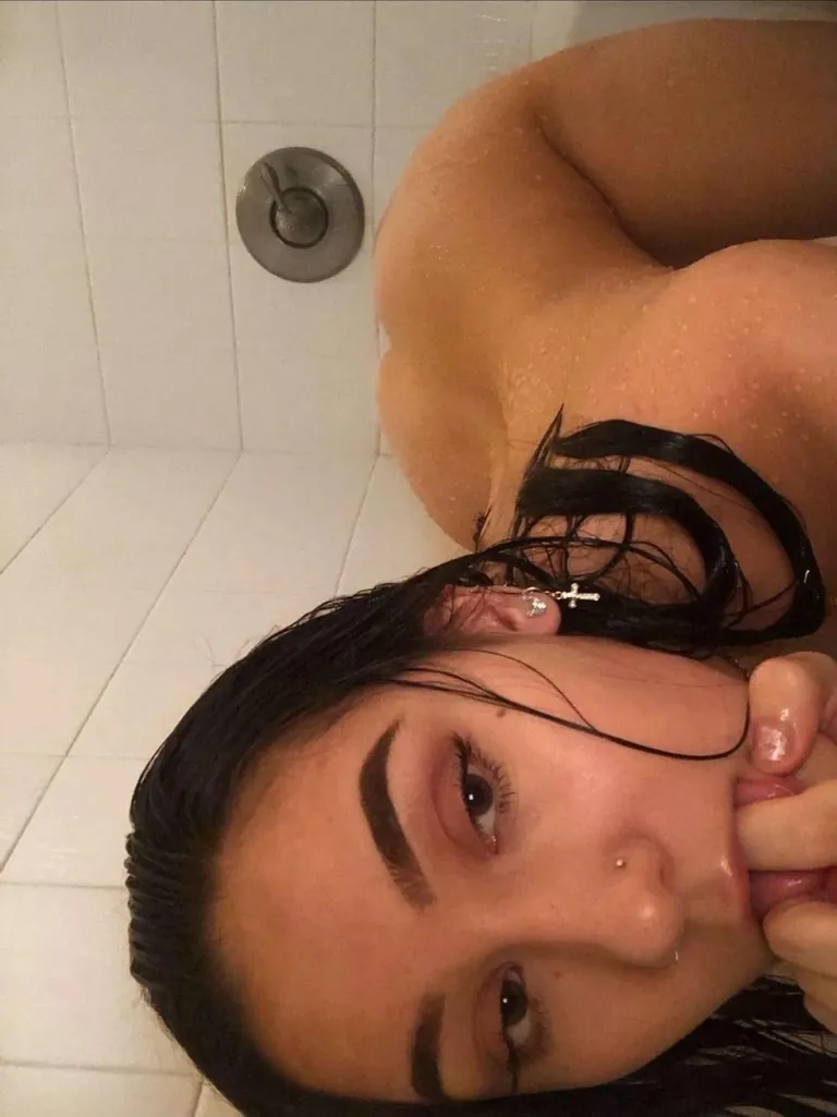 girls can watch porn too! (i might have used a pic or 2 of me🤭)