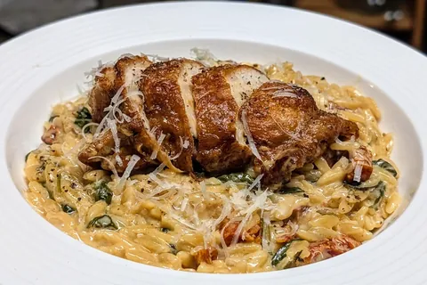 [Homemade] Crispy Chicken Thighs w/ Creamy Orzo, Spinach &amp; Sundried Tomato