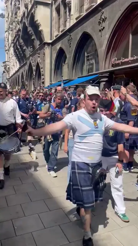 The Scots arrive in Munich