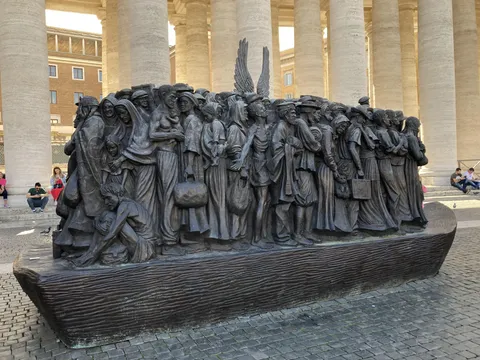 “Angels Unaware” boat in Vatican depicting 140 migrants fleeing war, commissioned by Pope Francis(†)