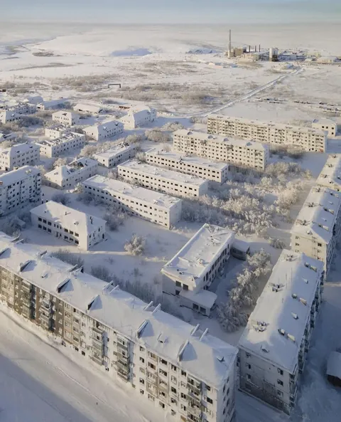 🔥Photographer Maria Passer captured the ice-covered abandoned buildings of Vorkuta, in Russia’s Komi Republic, where winter temperatures drop as low as -58°F. As residents leave the dying coal-mining city, snow and ice completely encrust former living rooms, offices, and bedrooms
