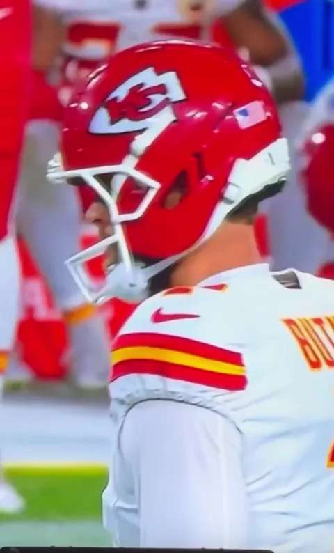 [Highlight] Harrison Butker goes far right on a 43 yard attempt after missing a PAT earlier in the half in a 15-16 Chiefs loss