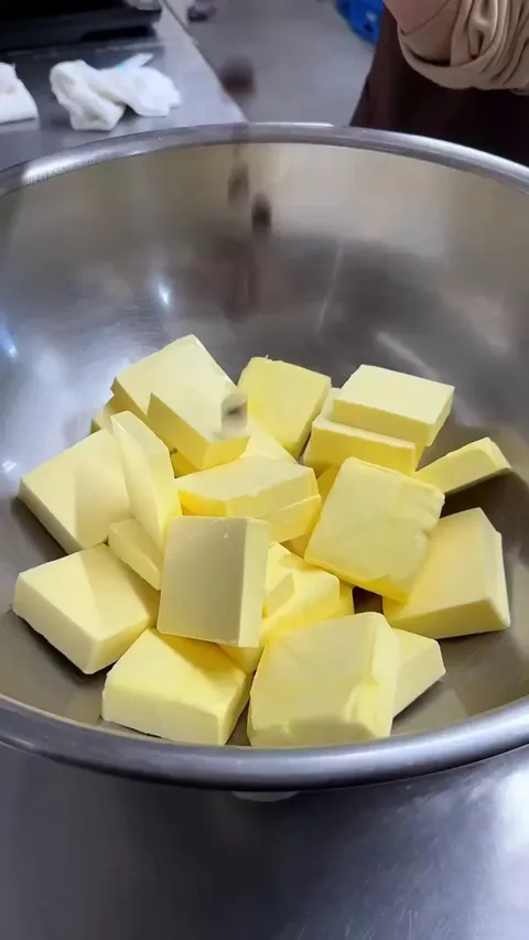 Satisfying Process Of Making Chocolate Cake In Japan