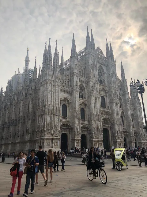 Can anyone give examples of modern (20th/21st century) buildings that have physical staying power similar to the building in the photo?