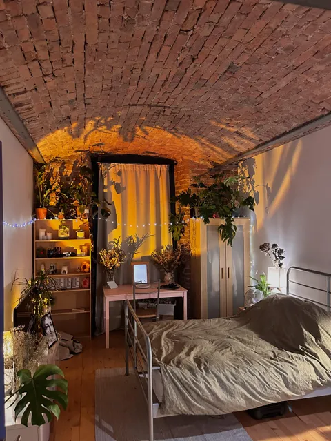 just moved into my new place 🌿👁️