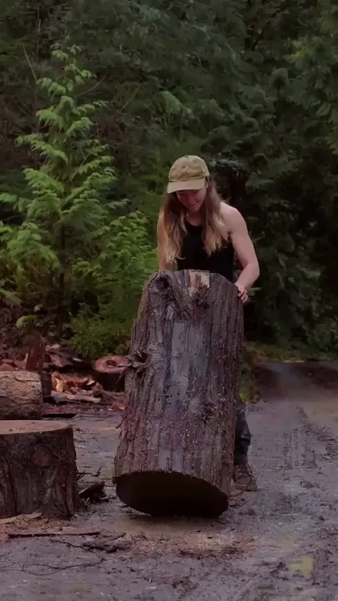 Nicole Coenen gets perfect clean split while chucking this massive log