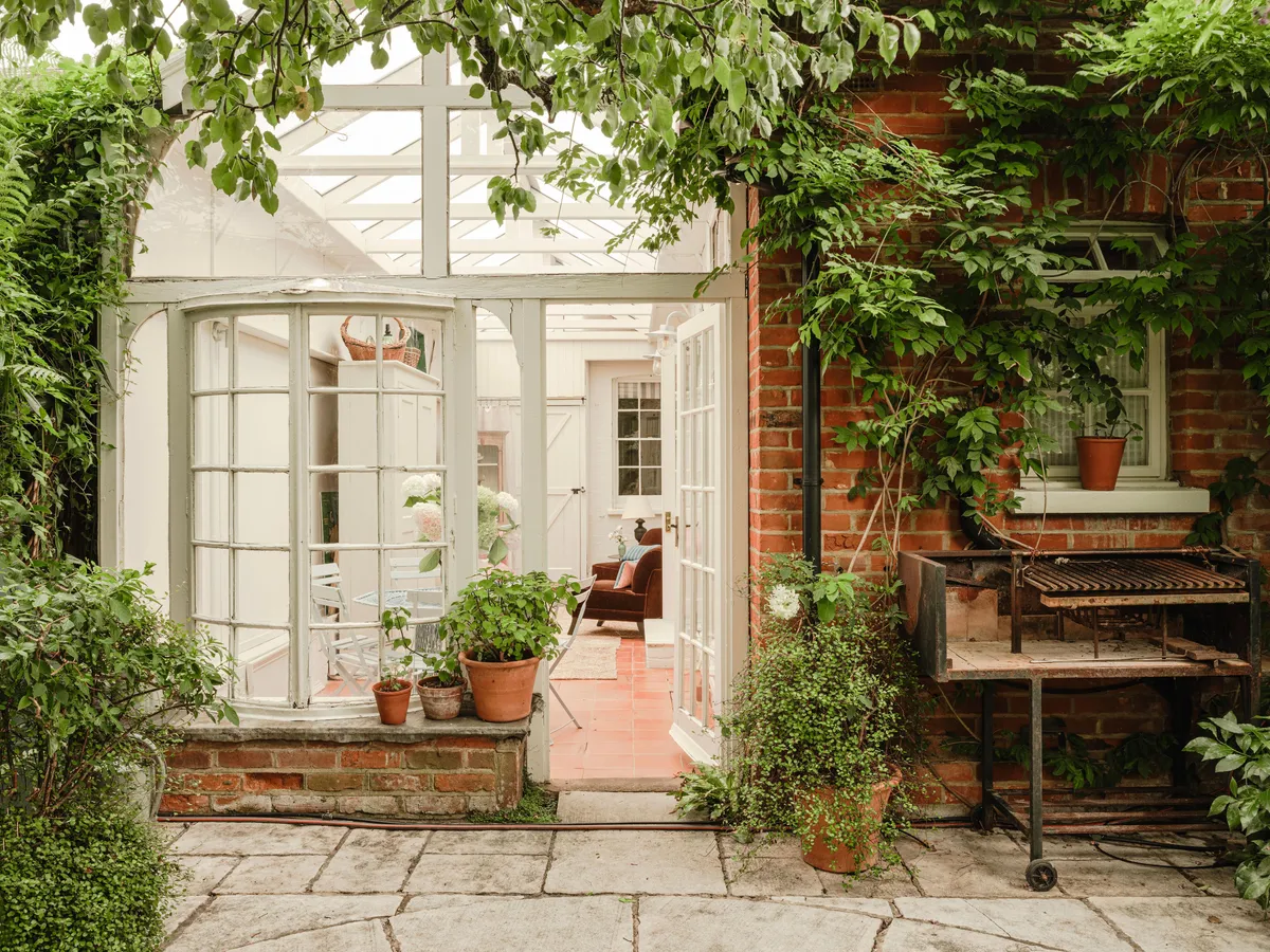 Light-filled conservatory next to a 1837 cottage, Kingston, London, UK [4800x3600]