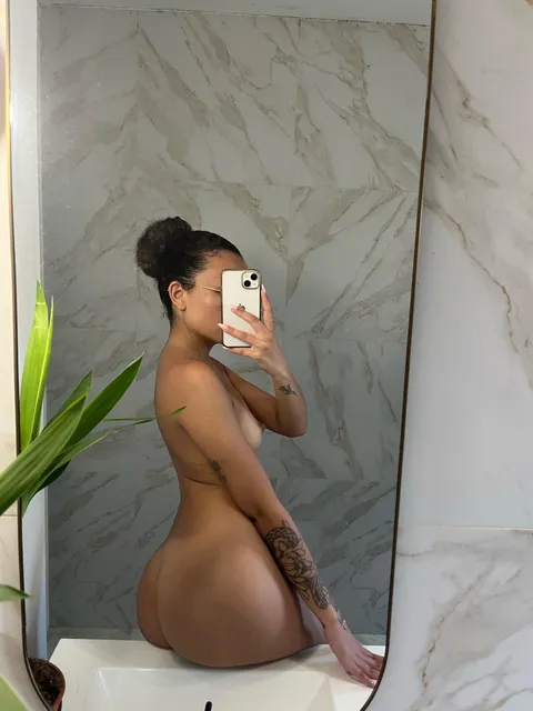 Are there still guys who like woment with natural curves? 