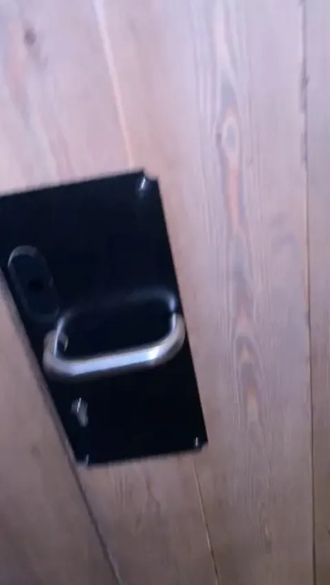 Let's check out the hotel room.