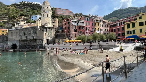 Vernazza, Cinque Terre, Italy. What a beautiful little village