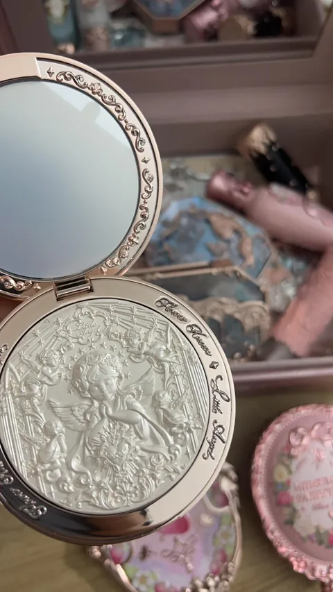 My flower knows collection 🥹🫶🏼 definitely the prettiest makeup out there