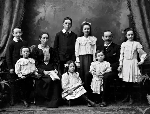 Irish family posing with their 7 children, Father smiles proud, 8 of March 1908, glass negative