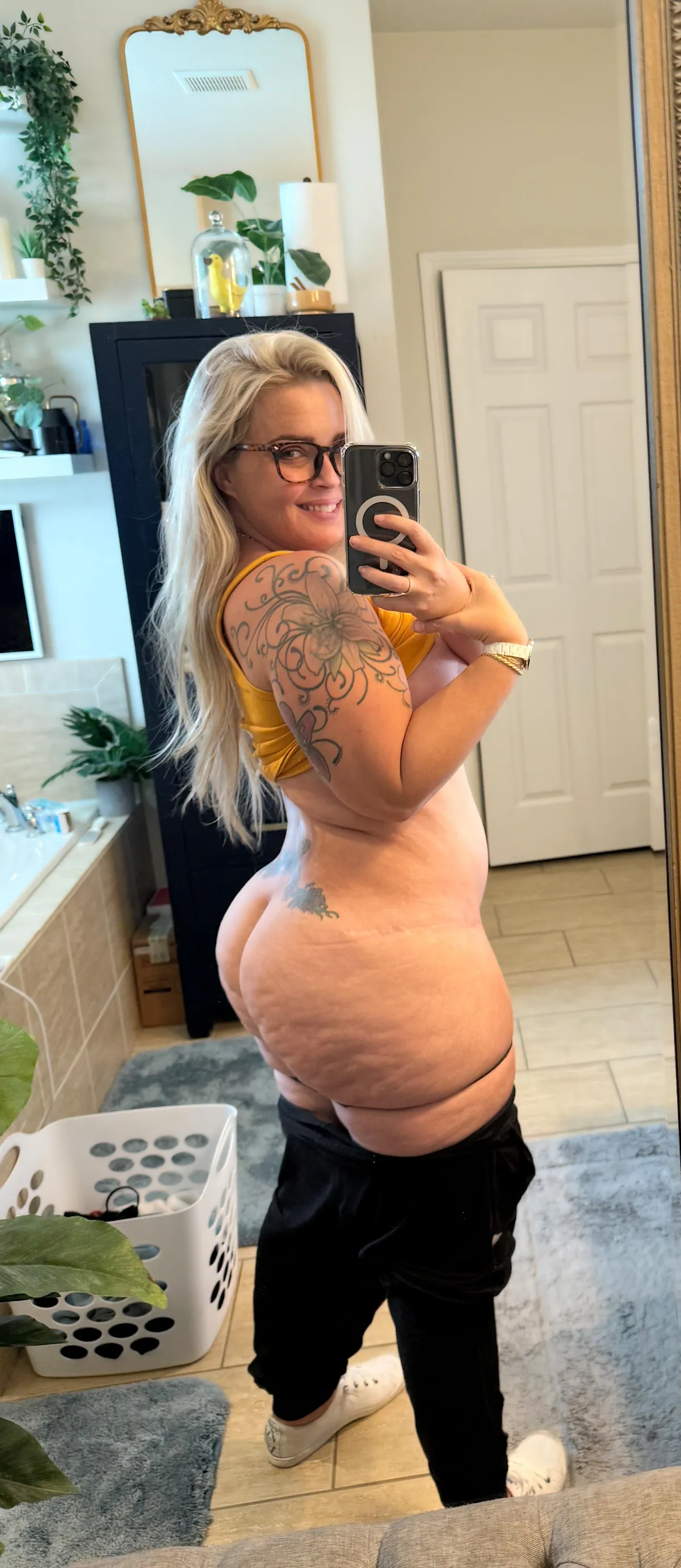Curvy mama with a phat ass (f)