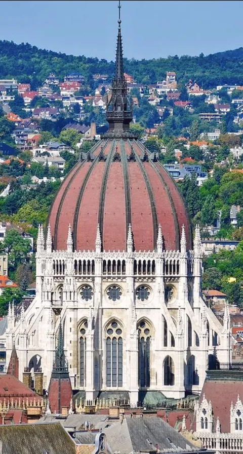 How was the Hungarian parliament building built?