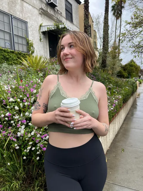 Innocent coffee girl Vs reddit