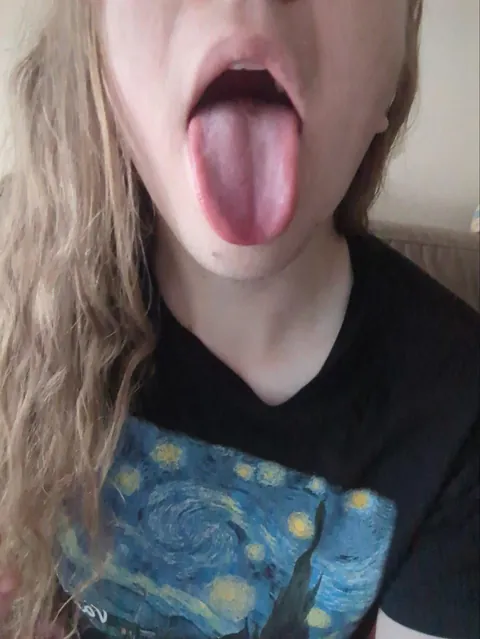 6'5 trans girl and I'd drink the cum from straight from your balls🤤🤤
