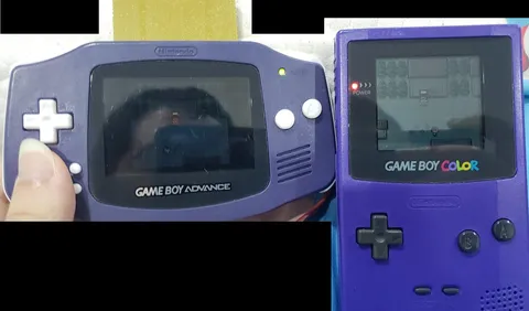 I had no idea how bad the GBA's screen was compare to the GBC's screen till you put em side by side...