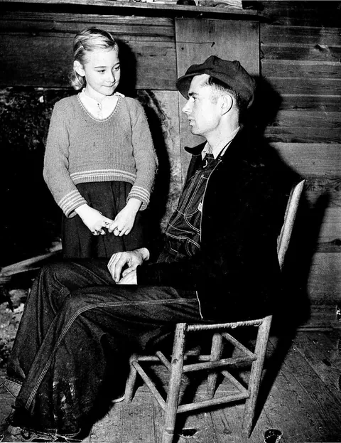 Charlie Johns (22) with Eunice Winstead (9) his bride. He got the marriage by Baptist preacher Walter Lamb which was paid 1 dollar for his services, 19 of Junuary 1937. The marriage triggered a change of the laws in Tennessee
