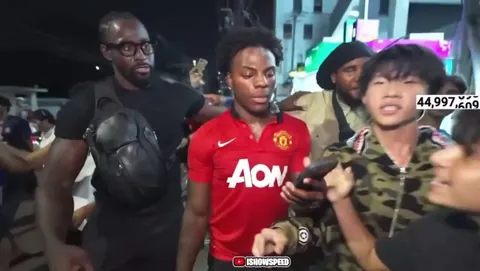 iShowSpeed pauses his stream in Thailand to make sure this homeless person was safe from the crowd following him and even gave them cash 🥹❤️‍🩹