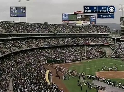 [Highlight] The only receiving touchdown of Drew Brees' career, a 21-yard score from LaDainian Tomlinson in 2003 against the Raiders