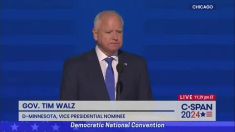 Gus Walz overcome with emotion during his fathers speech at DNC: "That's my dad!"