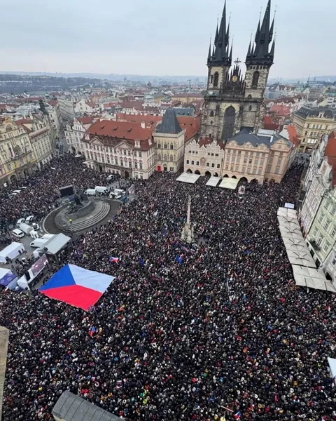 Prague: 80 000 people rally in support of the president Petr Pavel and against minister of foreign affairs Petr Macinka.