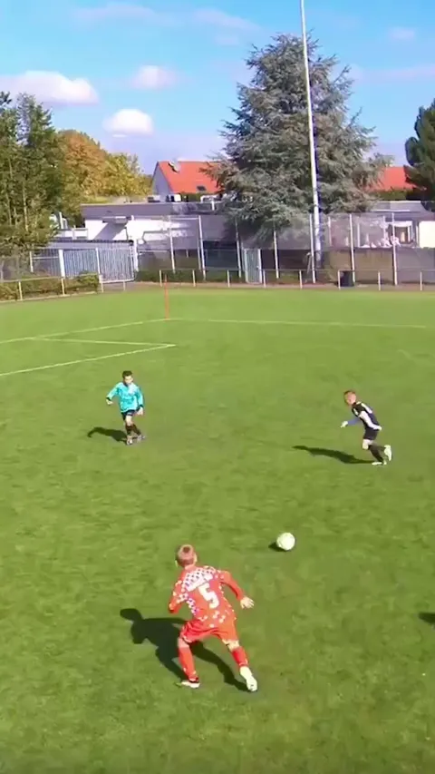 Eintracht Frankfurt’s U9 goalkeeper dribbles past the whole opponent team and scores