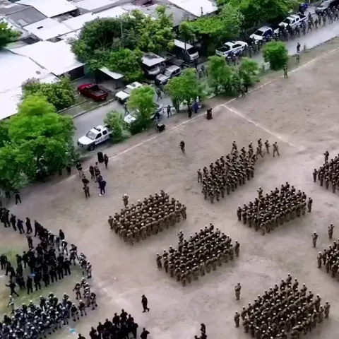 2k soldiers and 1k police officers were deployed in Apopa (Salvador) after gang members were spotted.
