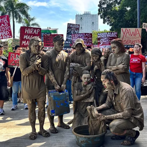 Protesters in mud. #BahaSaLuneta