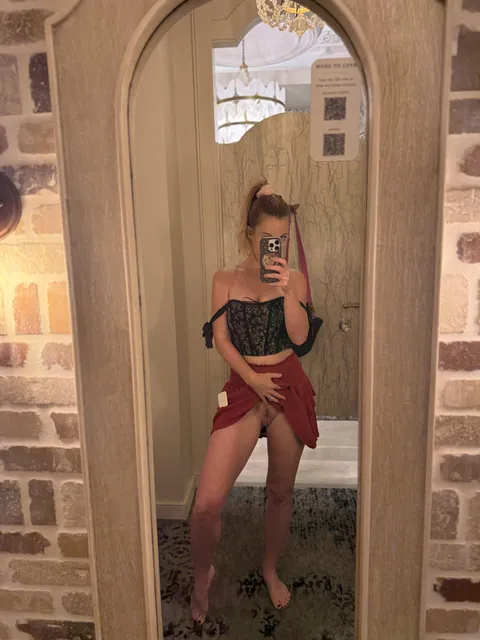 Little kitty horny in the changing room