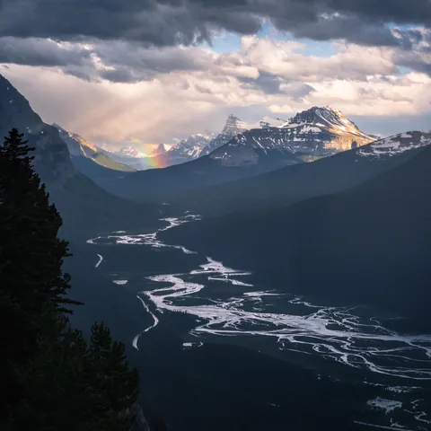 A big storm system beginning to roll through the valley but some help from the sun created something special. Banff National Park, Alberta. [OC] [1500x1500]