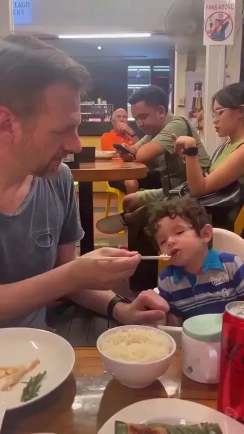 The way this lil dude fell asleep on his father's hand Credit - X@Enezator.