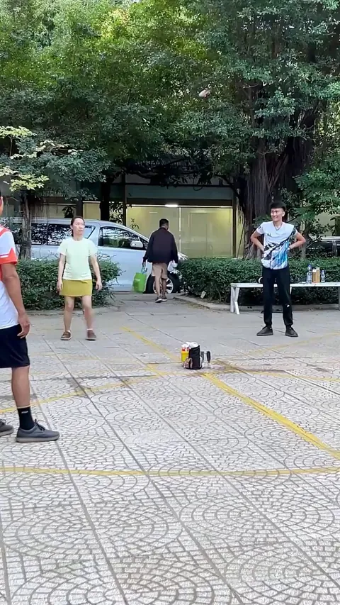 Kicking a shuttlecock around a circle