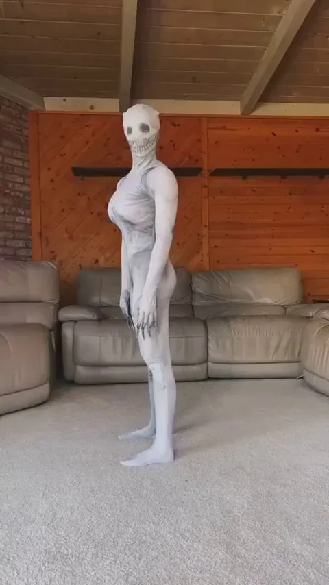 Incredible skill displayed by contortionist Emerald Gordon Wulf !