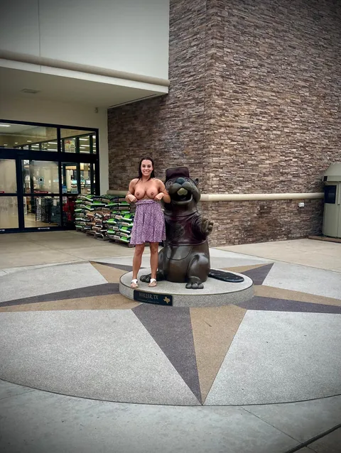 The beaver isn’t the only thing getting stuffed in here 🦫🍑Flashing at Bucc-ee’s. Swipe..