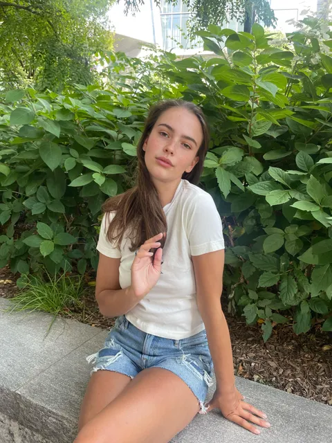 Am I hot? i need male validation 😅 21F