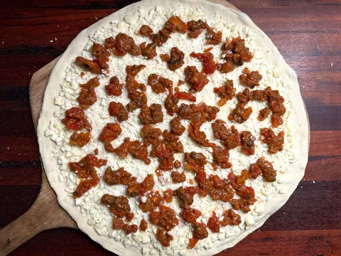 [Homemade] pizza with chunky meat sauce