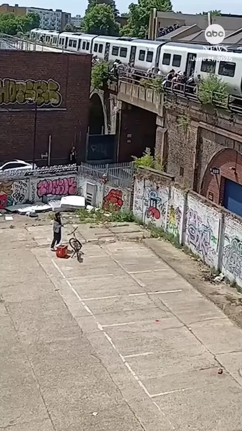 Food delivery driver throws water bottles to passengers stuck on a hot train in london
