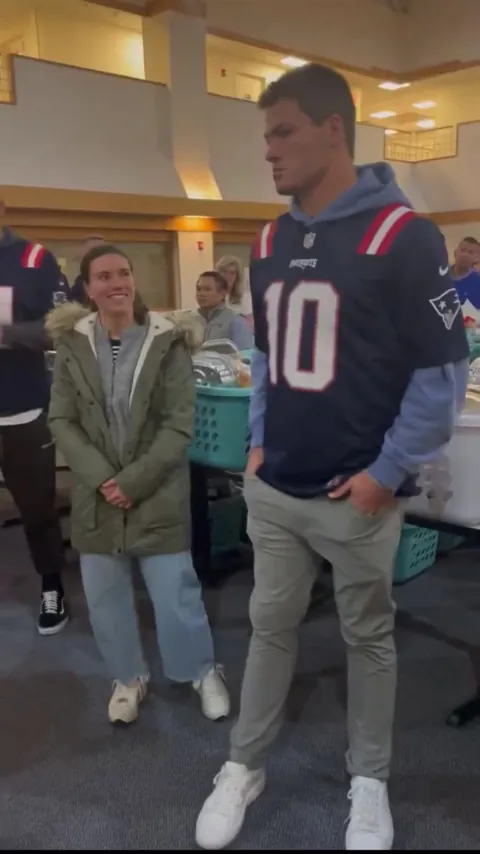 [Highlight] Drake Maye and his wife, Ann Michael, help carry donated Thanksgiving food and goods to the cars of families in need in Boston