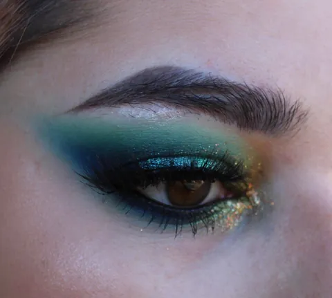 Green smoky eye with a hint of glitter