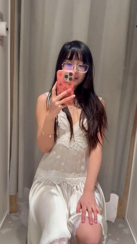 So horny in the changing room can I be your fuck doll ?