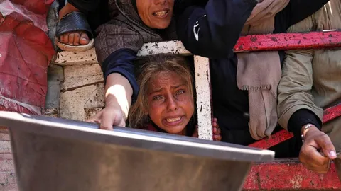 A young girl begs for food in Gaza, 7/26/2025 (AP)
