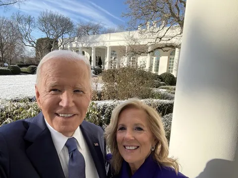 Joe and Jill Biden share one final selfie from the White House. 