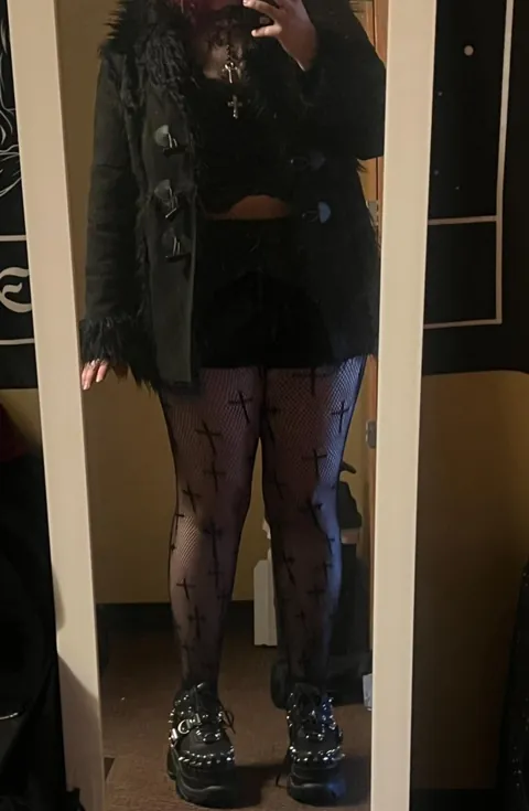 6’1 chick who regularly wears platforms. fat jokes are unoriginal, but have at it.