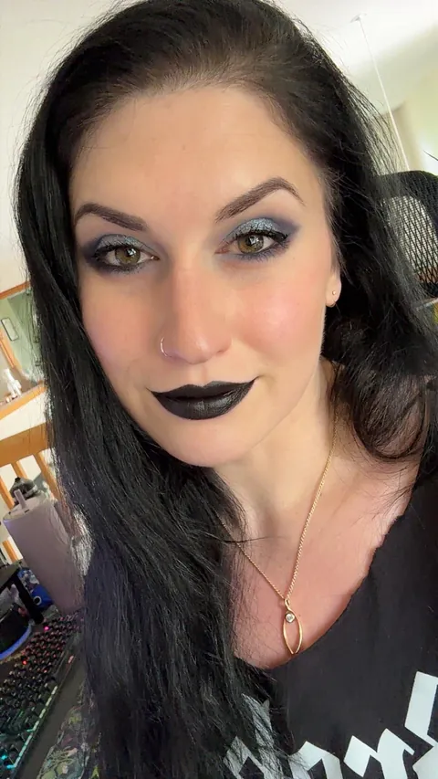 I call this look “Pisces Gone Dark”