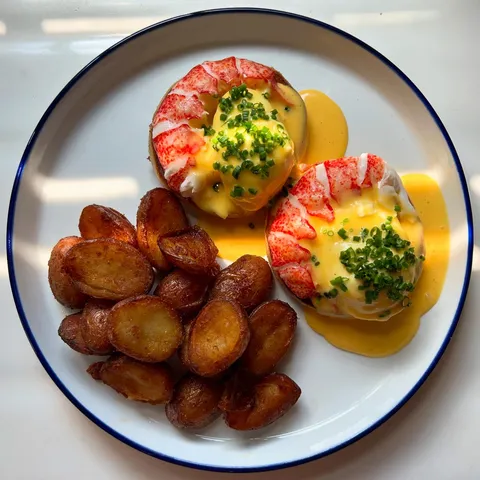 [Homemade] Lobster Benedict, Tarragon Hollandaise, Old Bay Home Fries 
