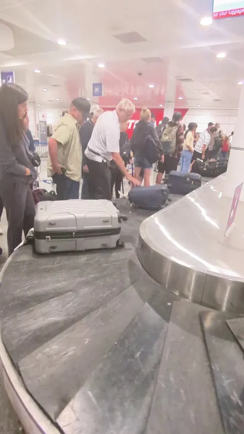 These two strangers turning the offloading bags at the baggage carousel to make it easier for travellers to grab them.