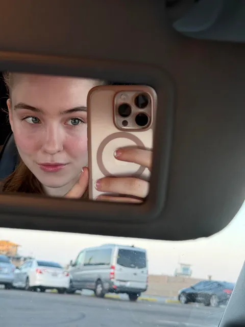 lets try this again 🫣 22F  (crazy vegan cat lady, polyamorous)